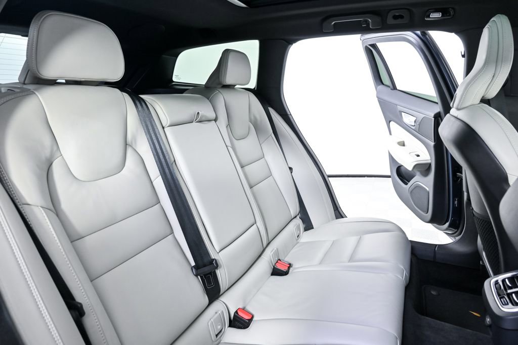 Used 2025 Volvo V60 B5 Cross Country Ultra image 23