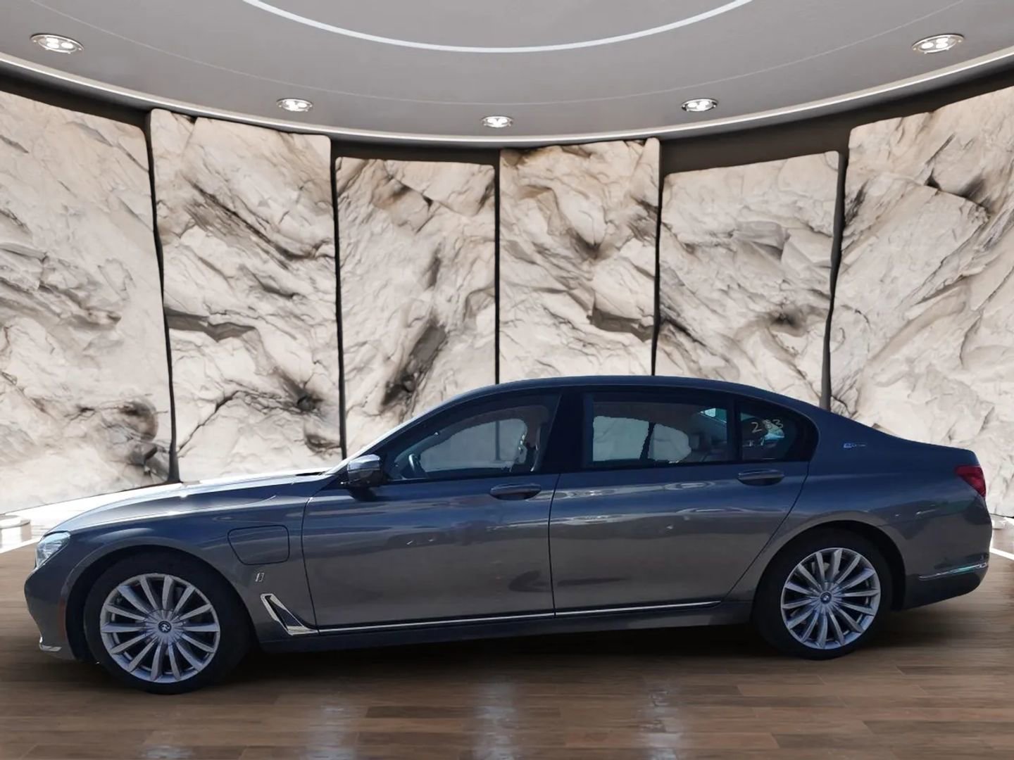 Used 2018 BMW 740e xDrive w/ Executive Package AWD/4WD image 5