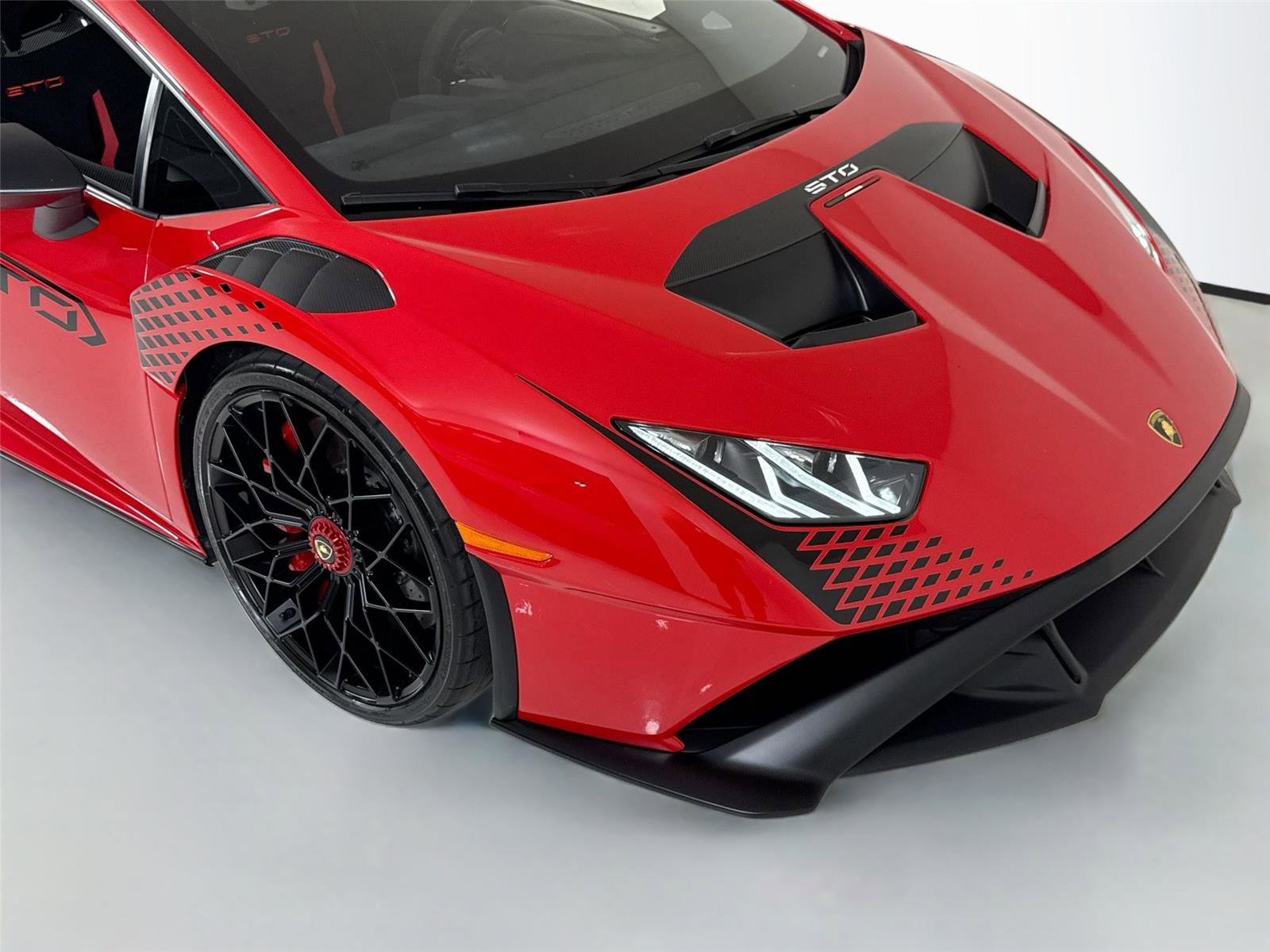 Used 2022 Lamborghini Huracan STO RWD image 37