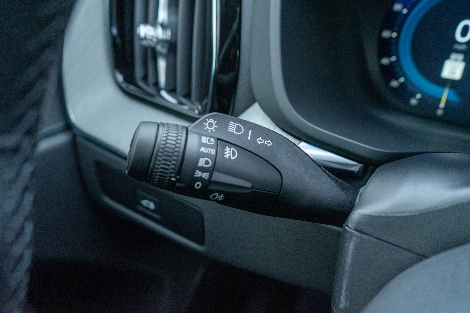 Used 2025 Volvo XC60 B5 Plus image 27