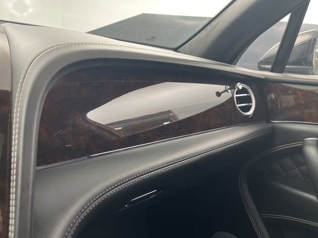 Used 2018 Bentley Bentayga image 17
