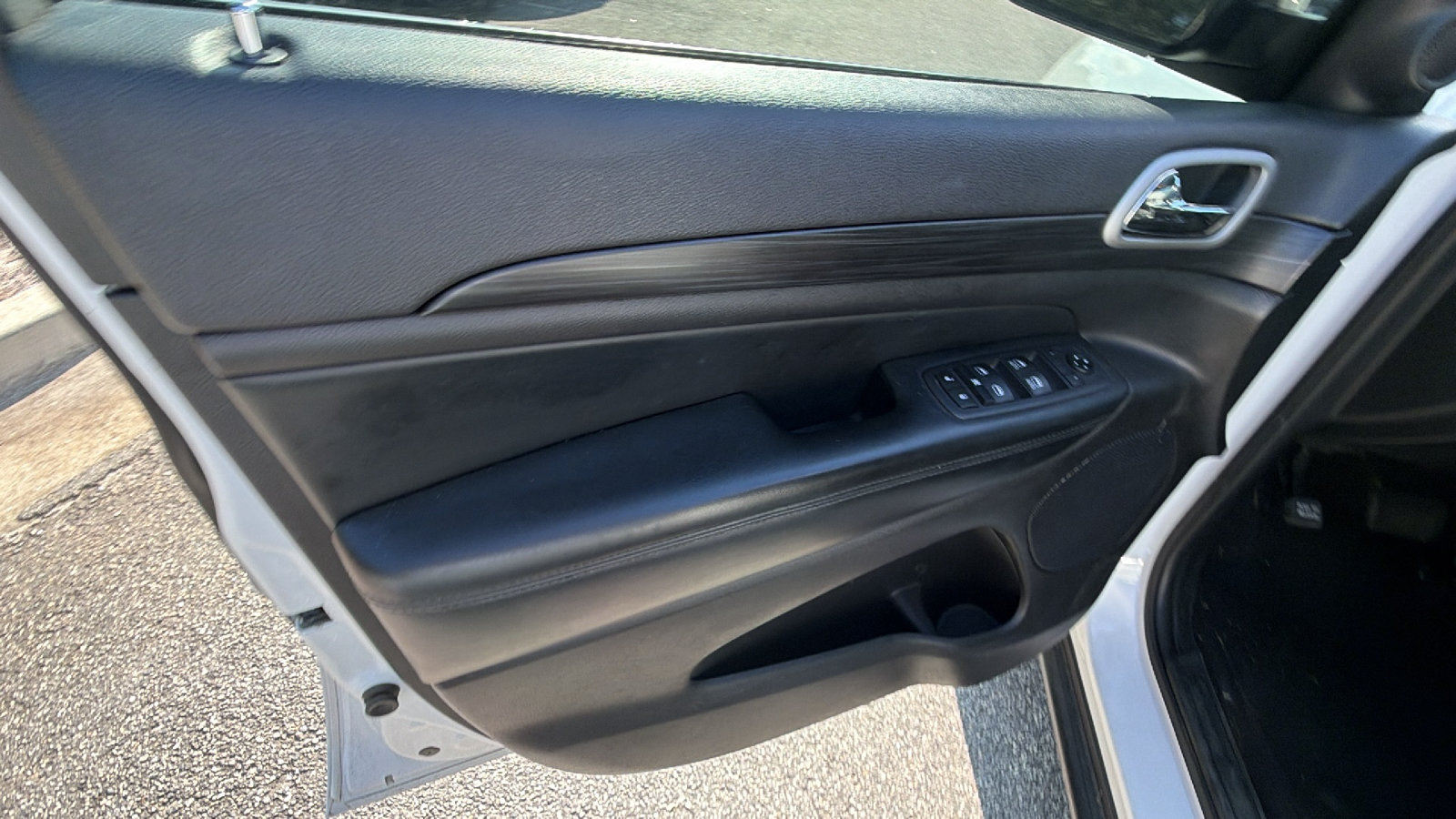 Used 2020 Jeep Grand Cherokee Laredo RWD image 14