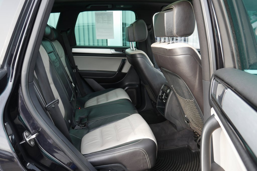 Used 2017 Volkswagen Touareg Wolfsburg Edition image 33