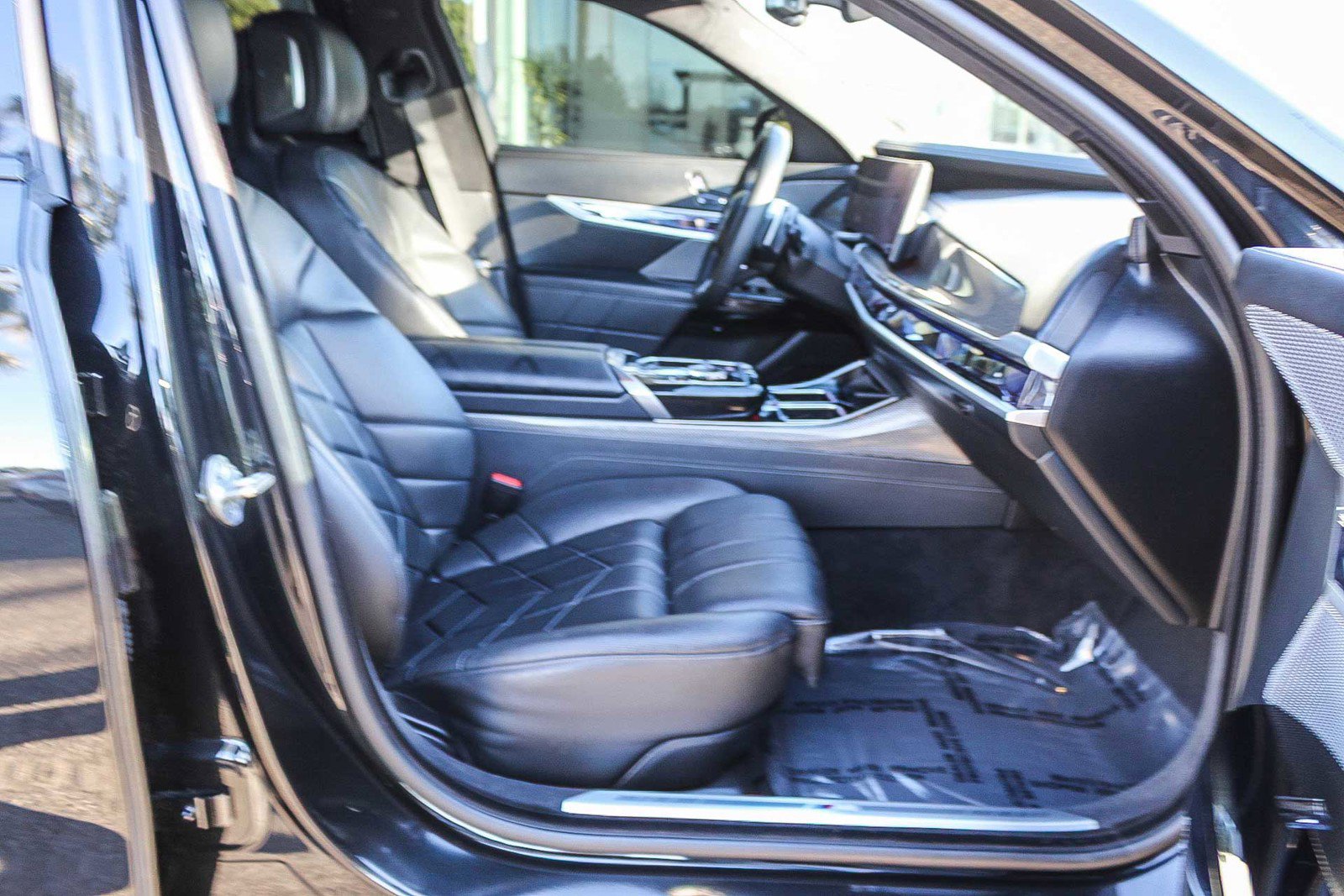 Used 2023 BMW 760i xDrive w/ Luxury Rear Seating Package image 16