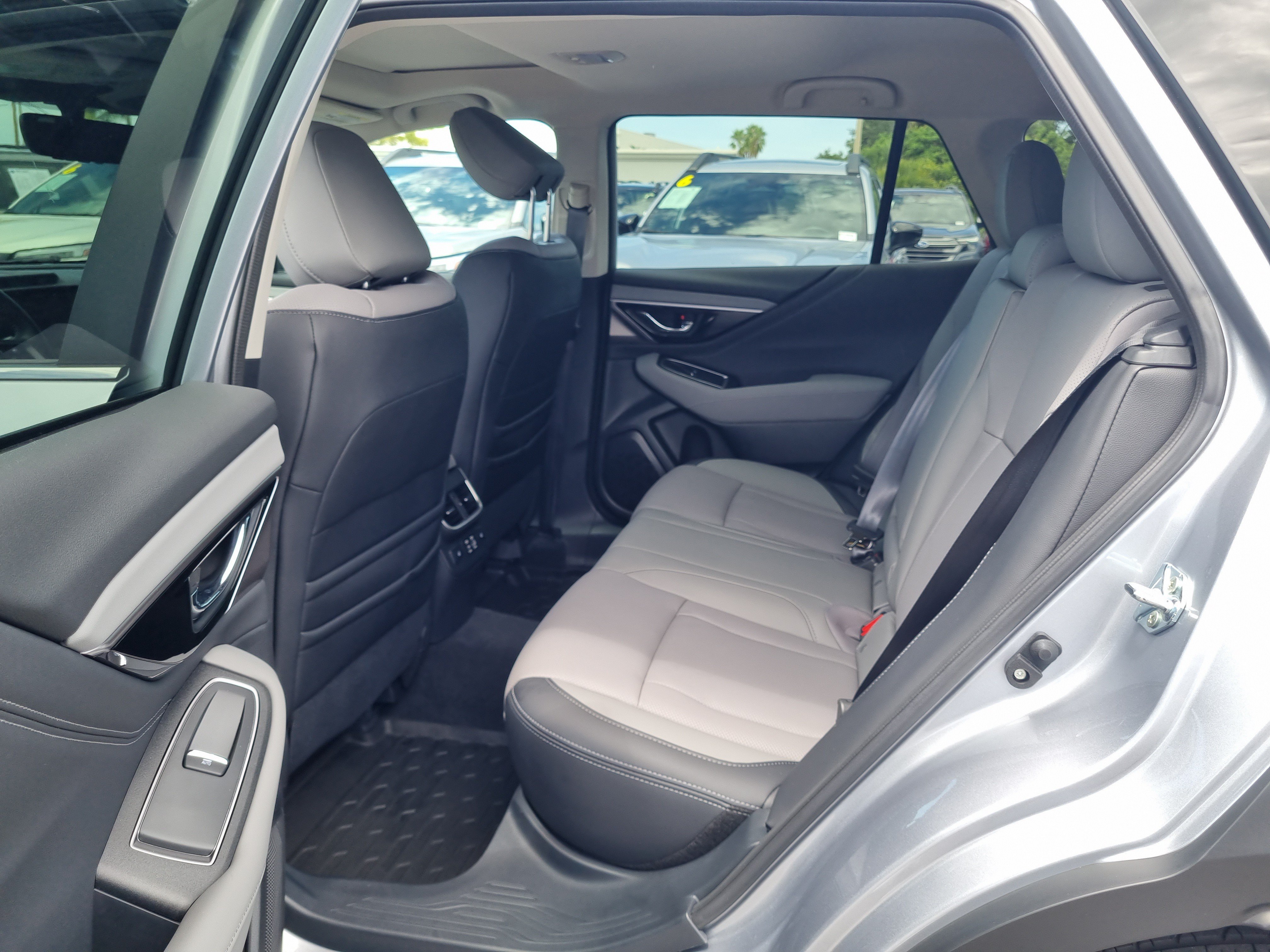 Used 2025 Subaru Outback Limited AWD/4WD image 11