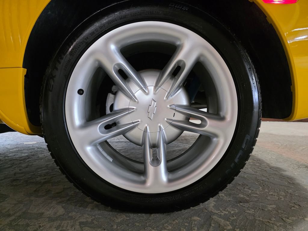 Used 2004 Chevrolet SSR w/ Preferred Equipment Group RWD image 23