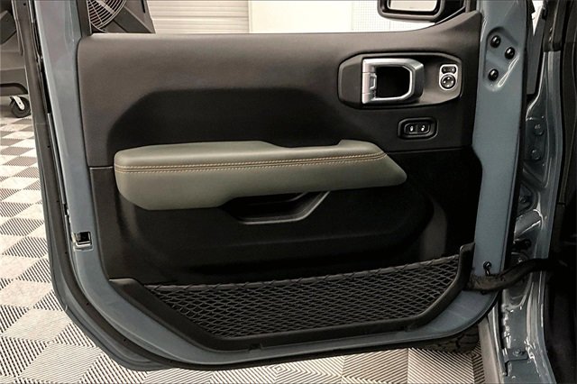 Used 2024 Jeep Gladiator Mojave w/ Technology Group image 16