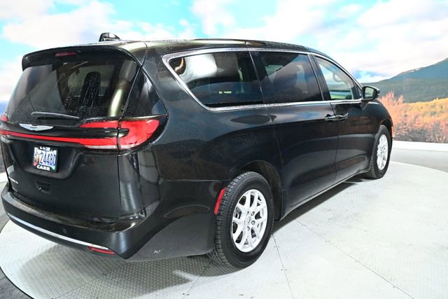 Used 2023 Chrysler Pacifica Touring-L image 9