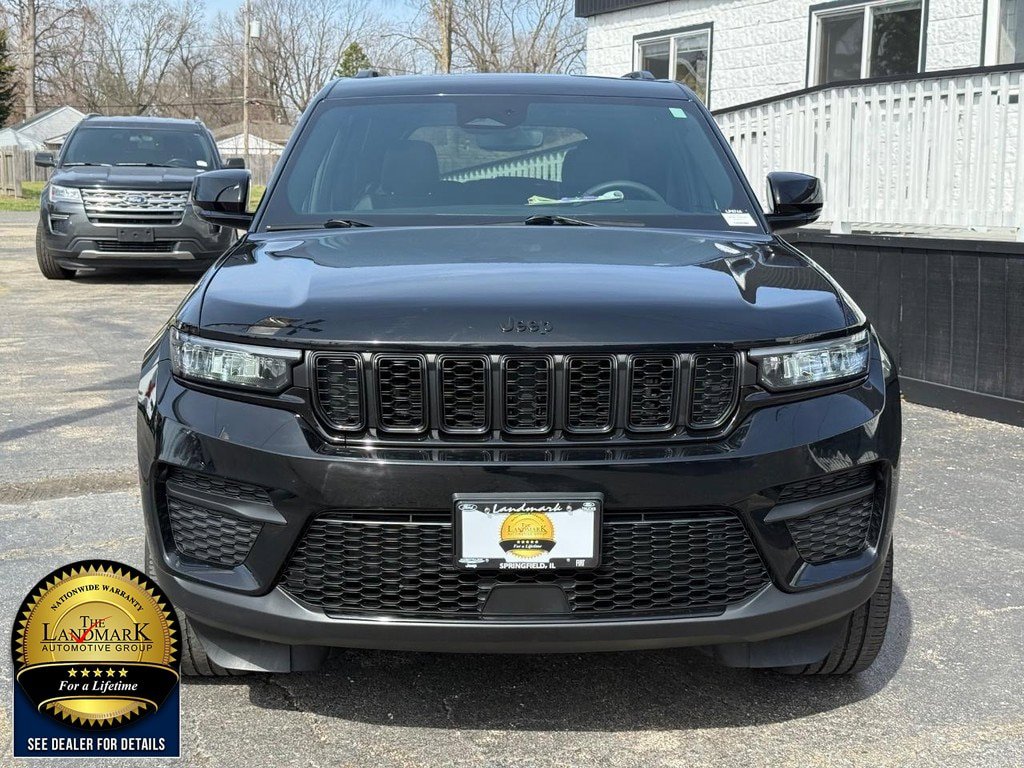 Used 2023 Jeep Grand Cherokee Altitude image 2