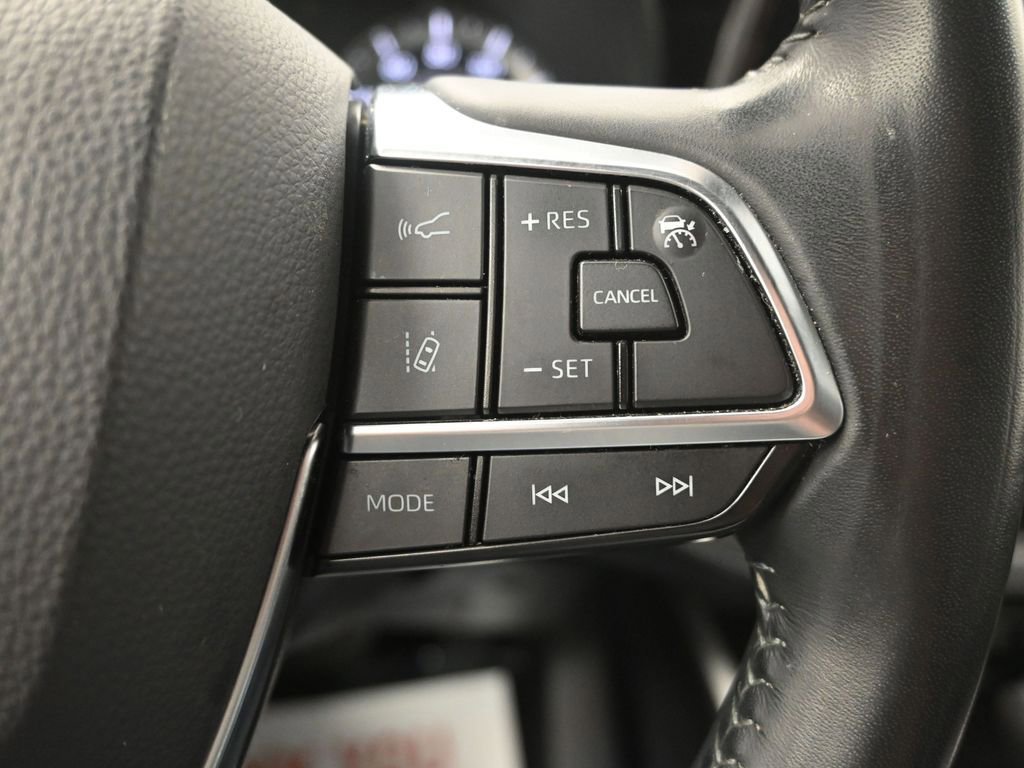 Used 2020 Toyota Highlander LE image 25