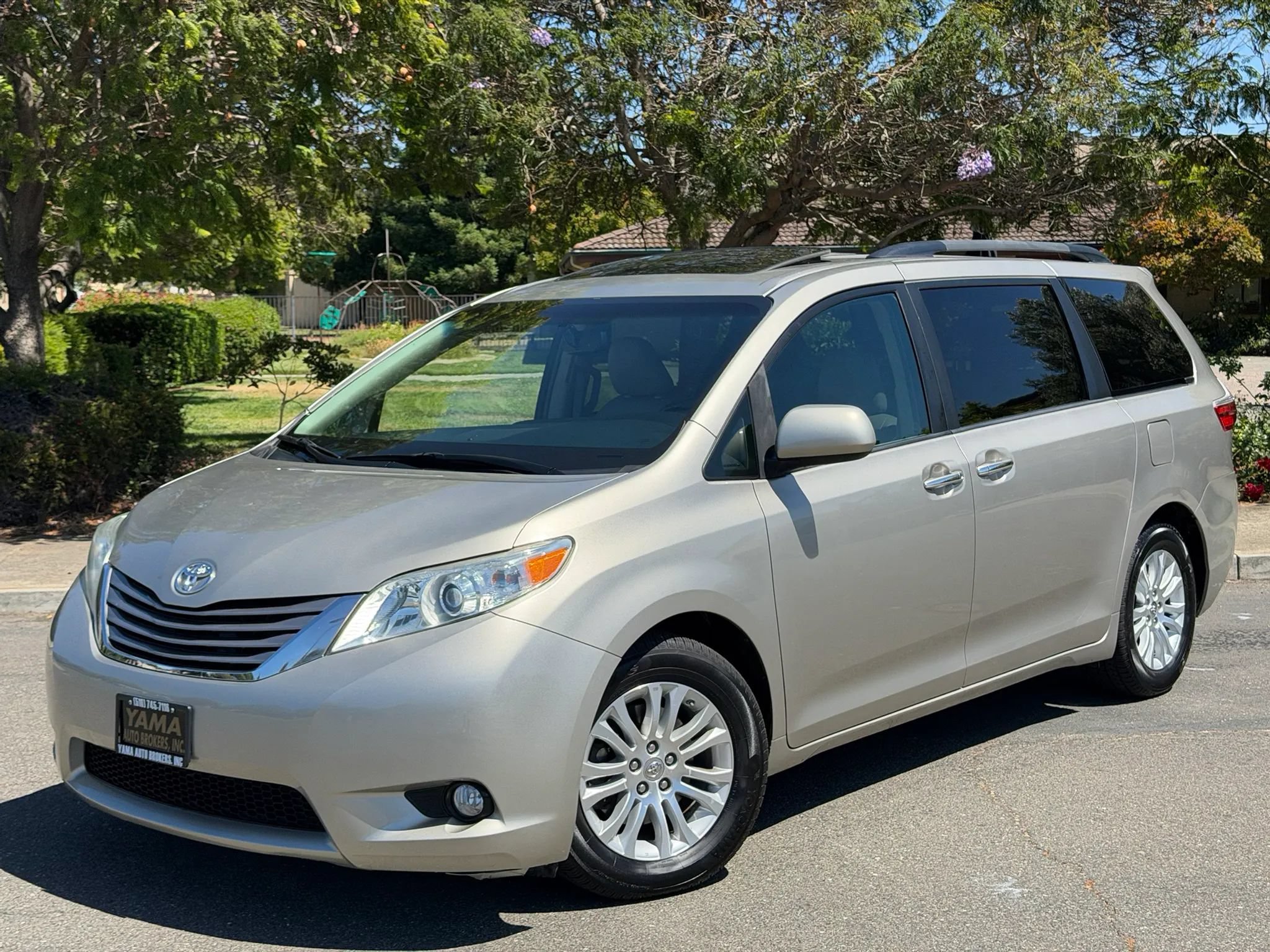 Used 2015 Toyota Sienna XLE Premium FWD image 1