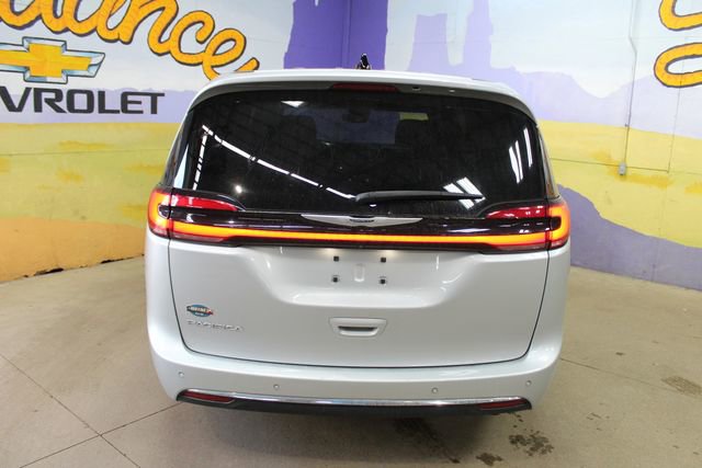 Used 2023 Chrysler Pacifica Touring FWD image 7
