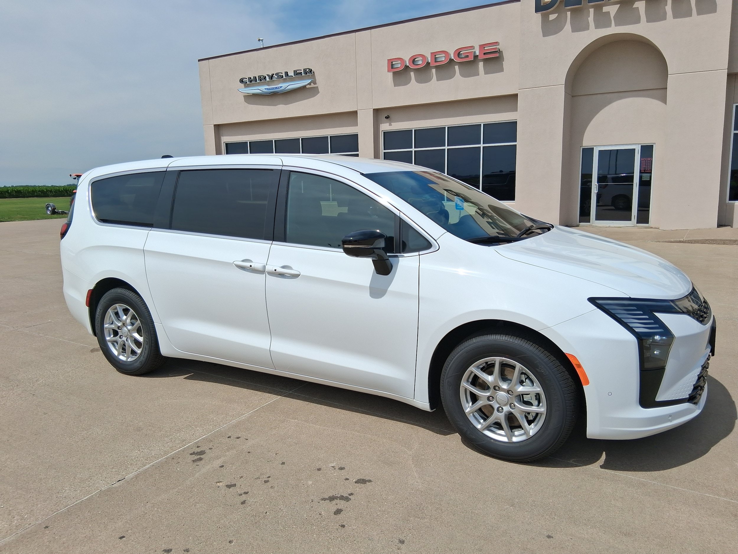 New 2027 Chrysler Pacifica Select FWD image 2