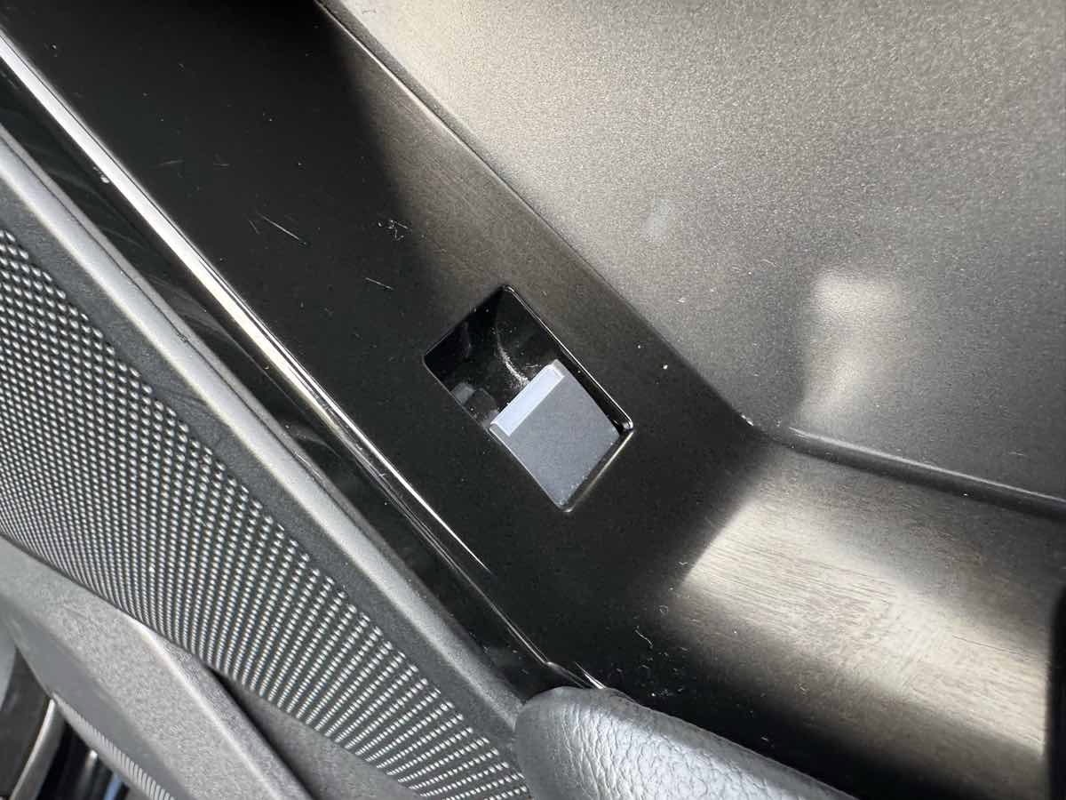 Used 2020 Land Rover Range Rover Velar S image 38