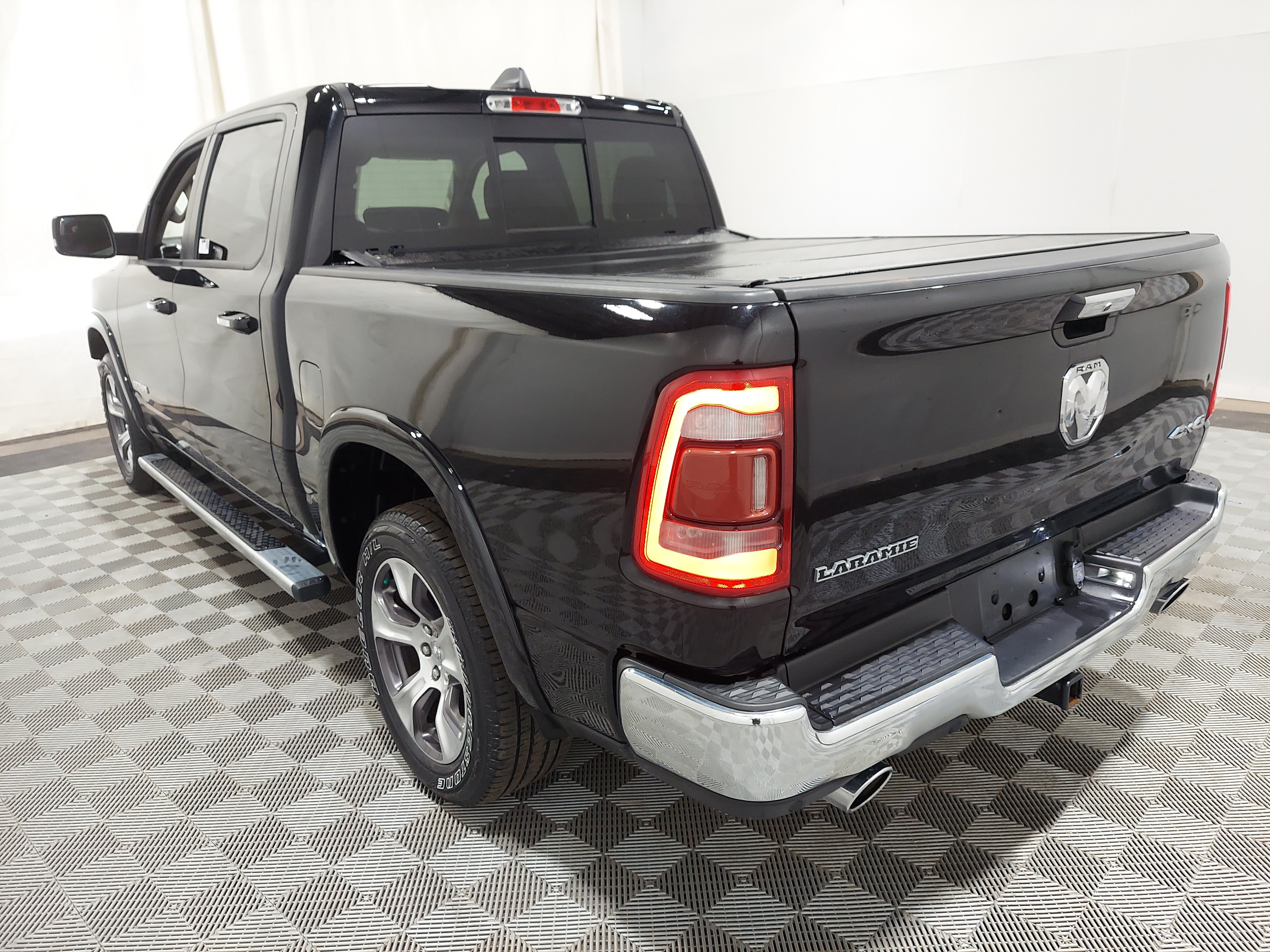 Used 2022 RAM 1500 Laramie AWD/4WD image 2