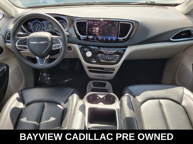 Used 2023 Chrysler Pacifica Touring-L FWD image 13