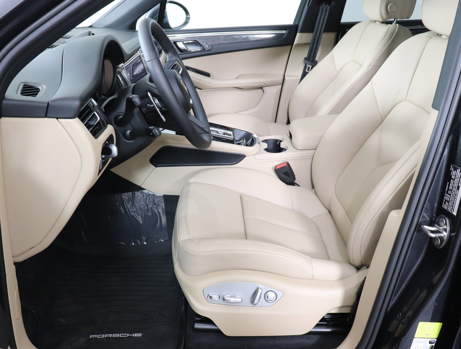 Used 2025 Porsche Macan image 5