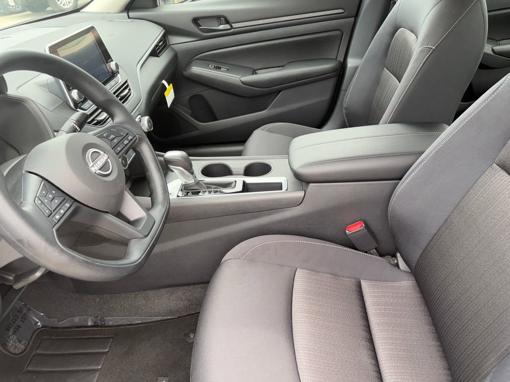 Used 2025 Nissan Altima 2.5 S FWD image 9