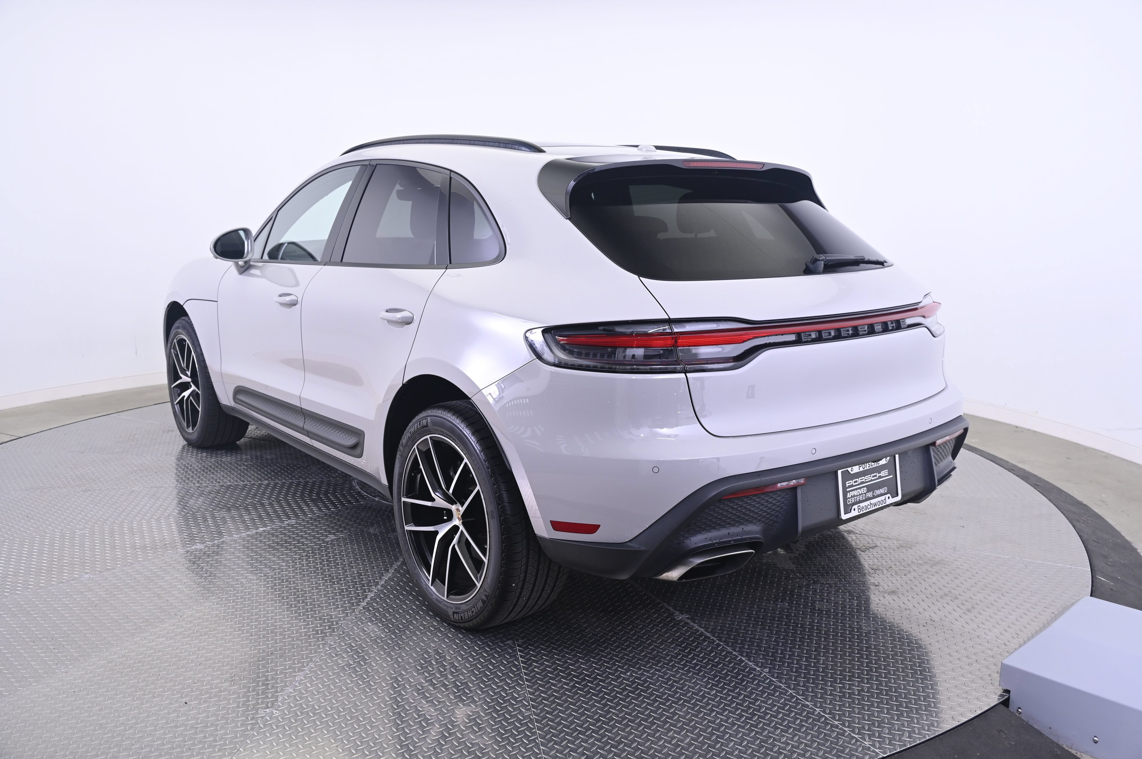 Certified 2023 Porsche Macan AWD/4WD image 3