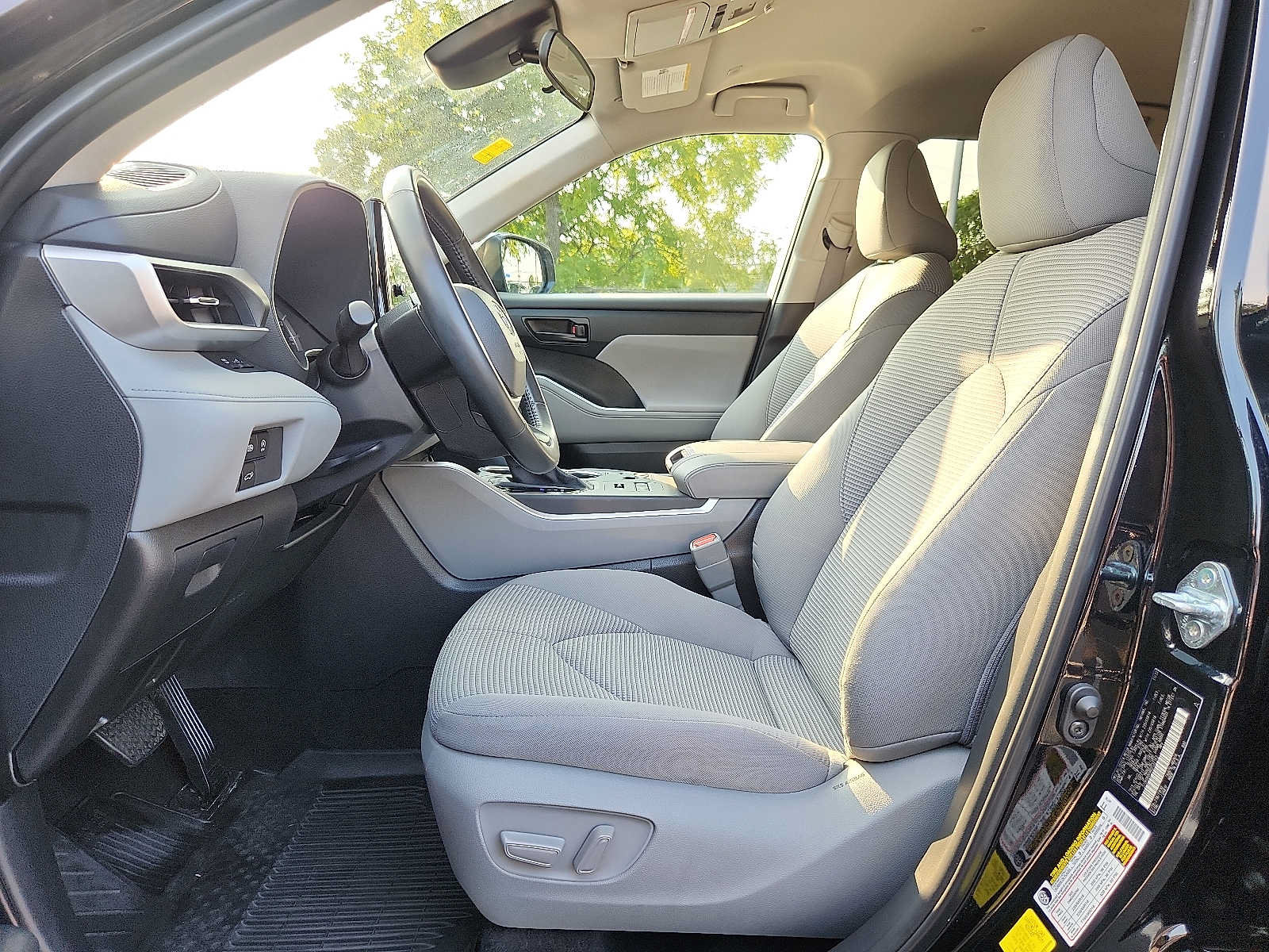 Used 2024 Toyota Highlander LE AWD/4WD image 13