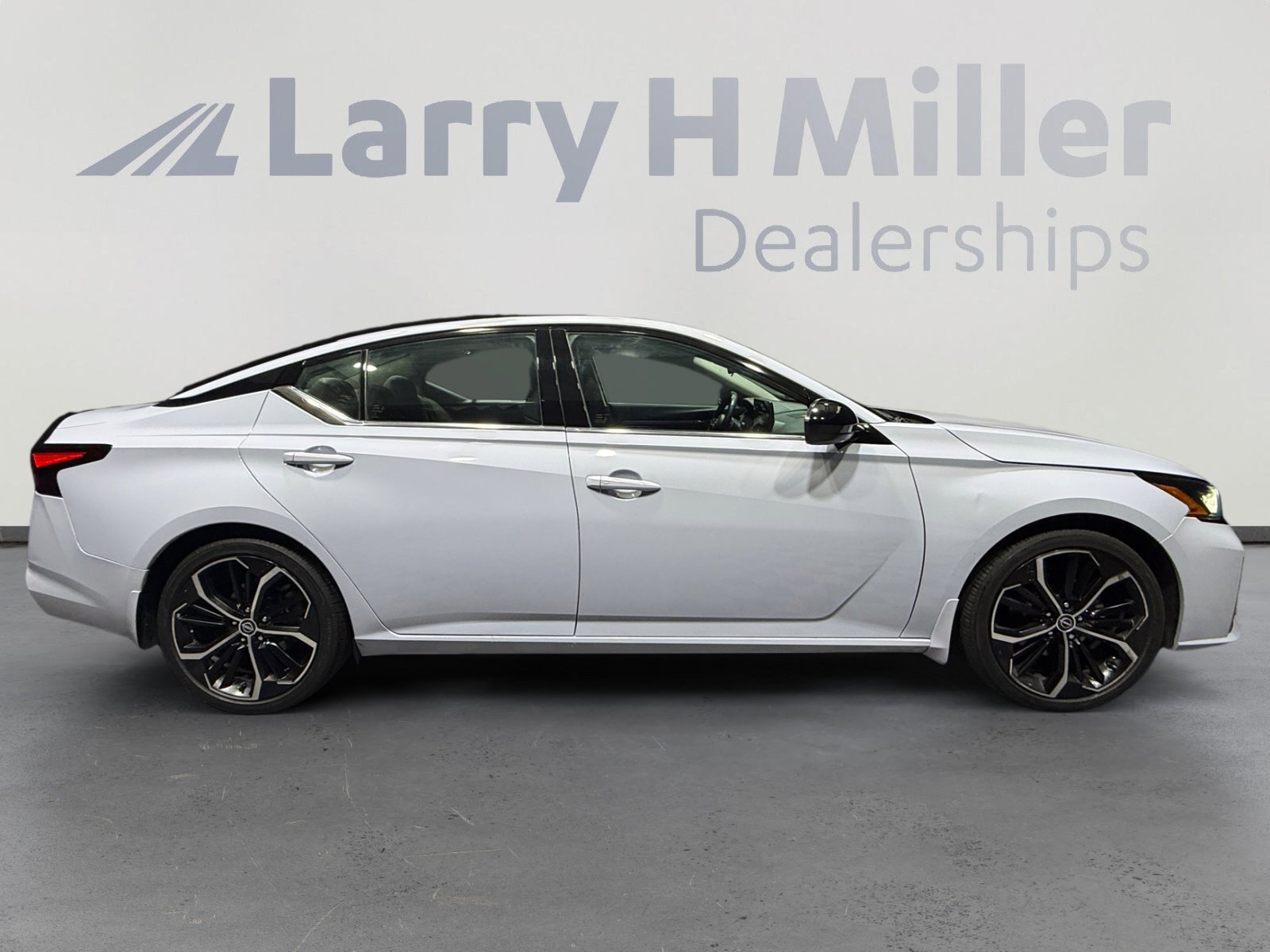 Used 2023 Nissan Altima 2.5 SR w/ SR Premium Package image 6