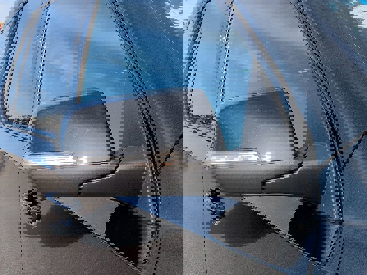 Used 2023 Chevrolet Traverse RS image 12