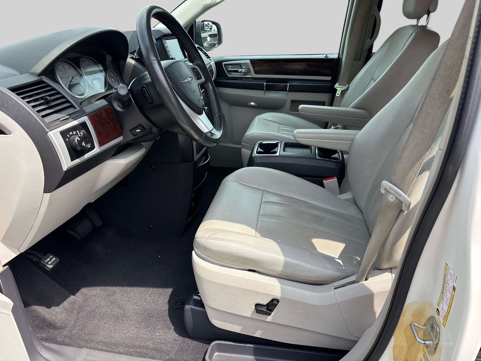 Used 2010 Chrysler Town & Country Touring Plus FWD image 8