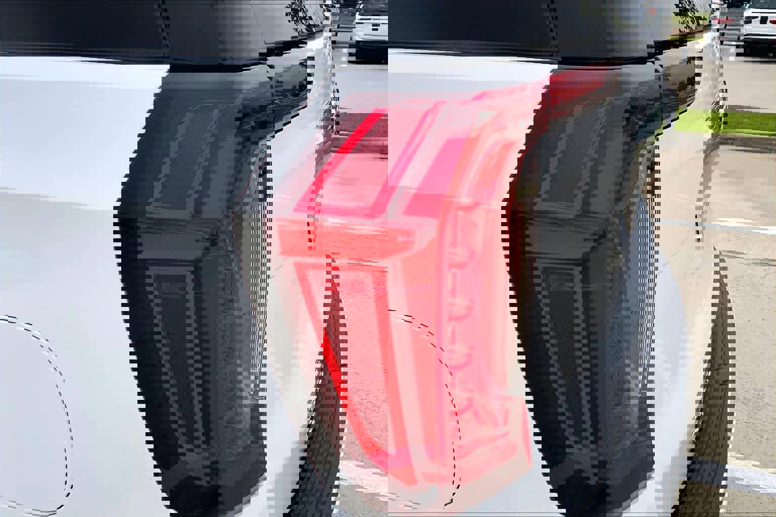 Used 2022 GMC Yukon Denali w/ Denali Premium Package image 28