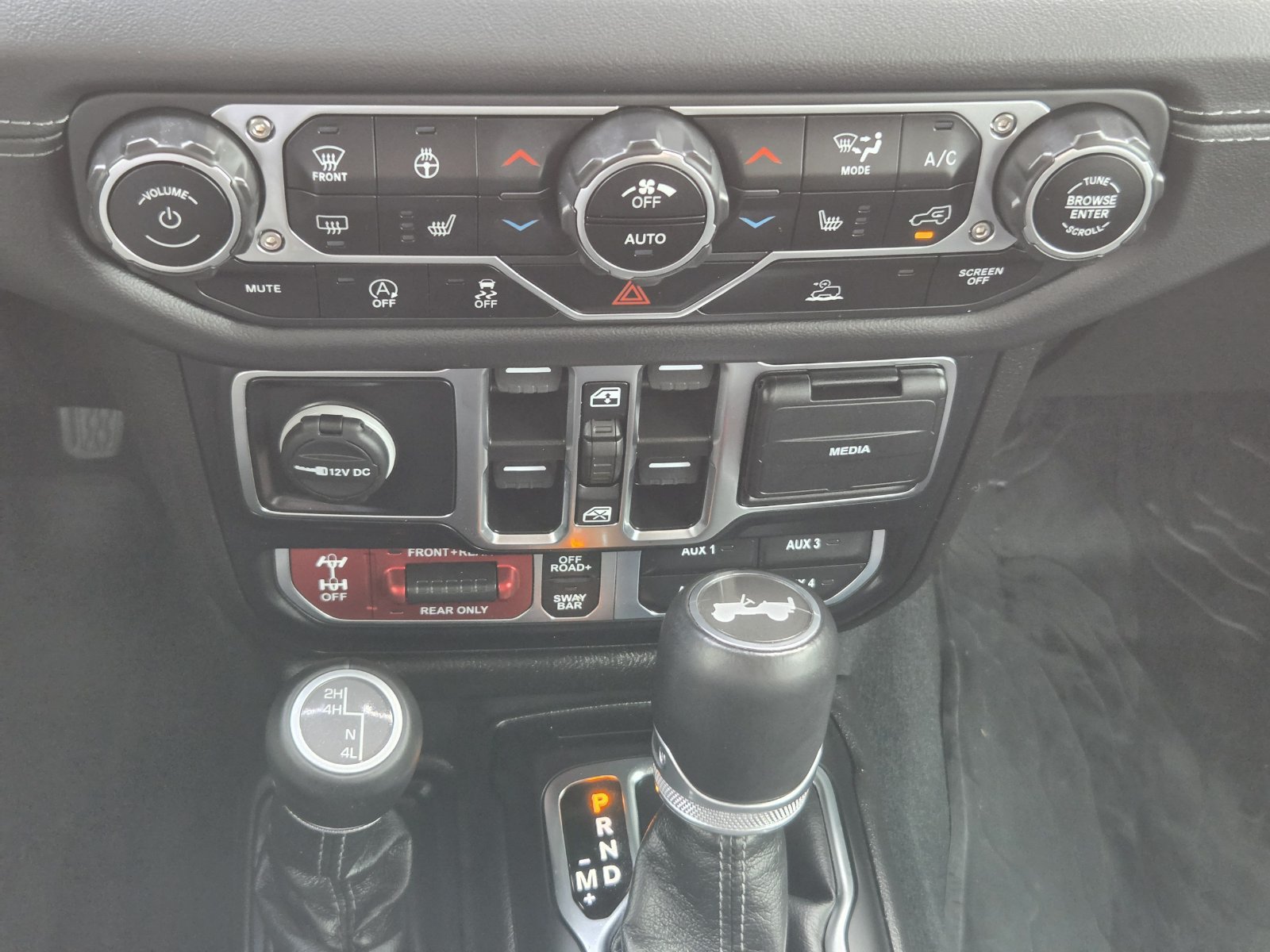 Used 2024 Jeep Wrangler Unlimited Rubicon w/ Convenience Group AWD/4WD image 19