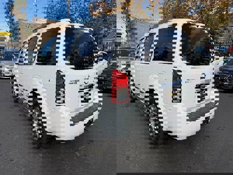 Used 2011 Nissan Pathfinder LE w/ Navigation Pkg image 7