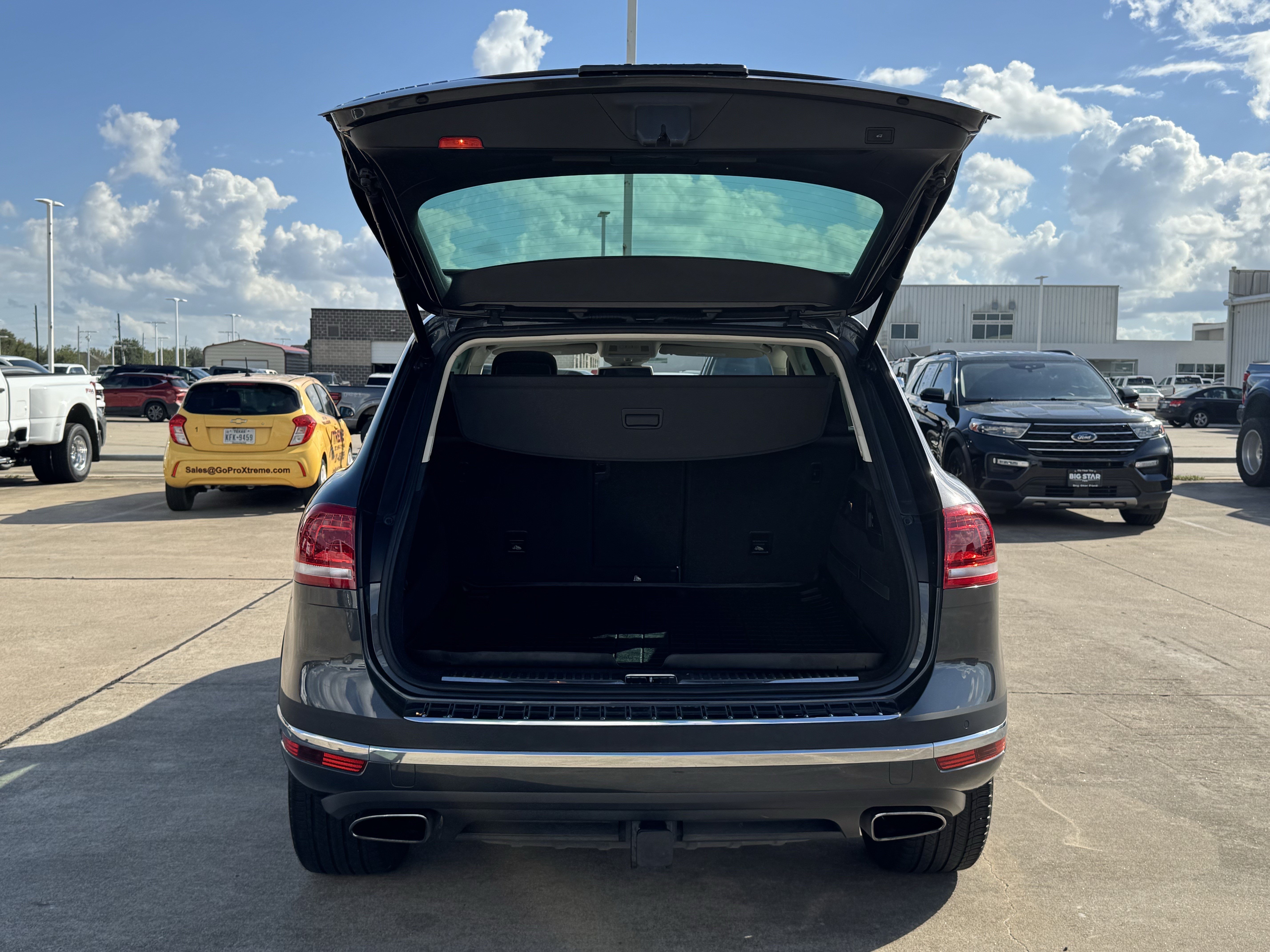 Used 2016 Volkswagen Touareg Sport AWD/4WD image 32