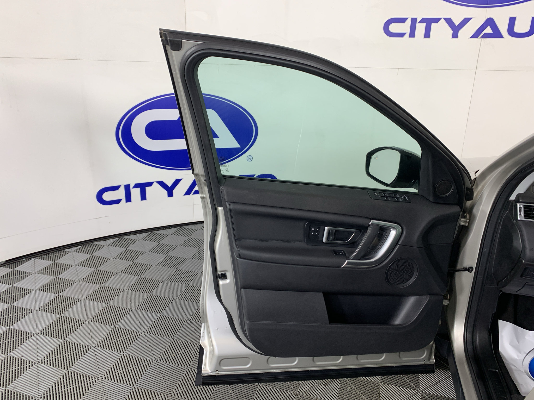 Used 2017 Land Rover Discovery Sport HSE AWD/4WD image 13