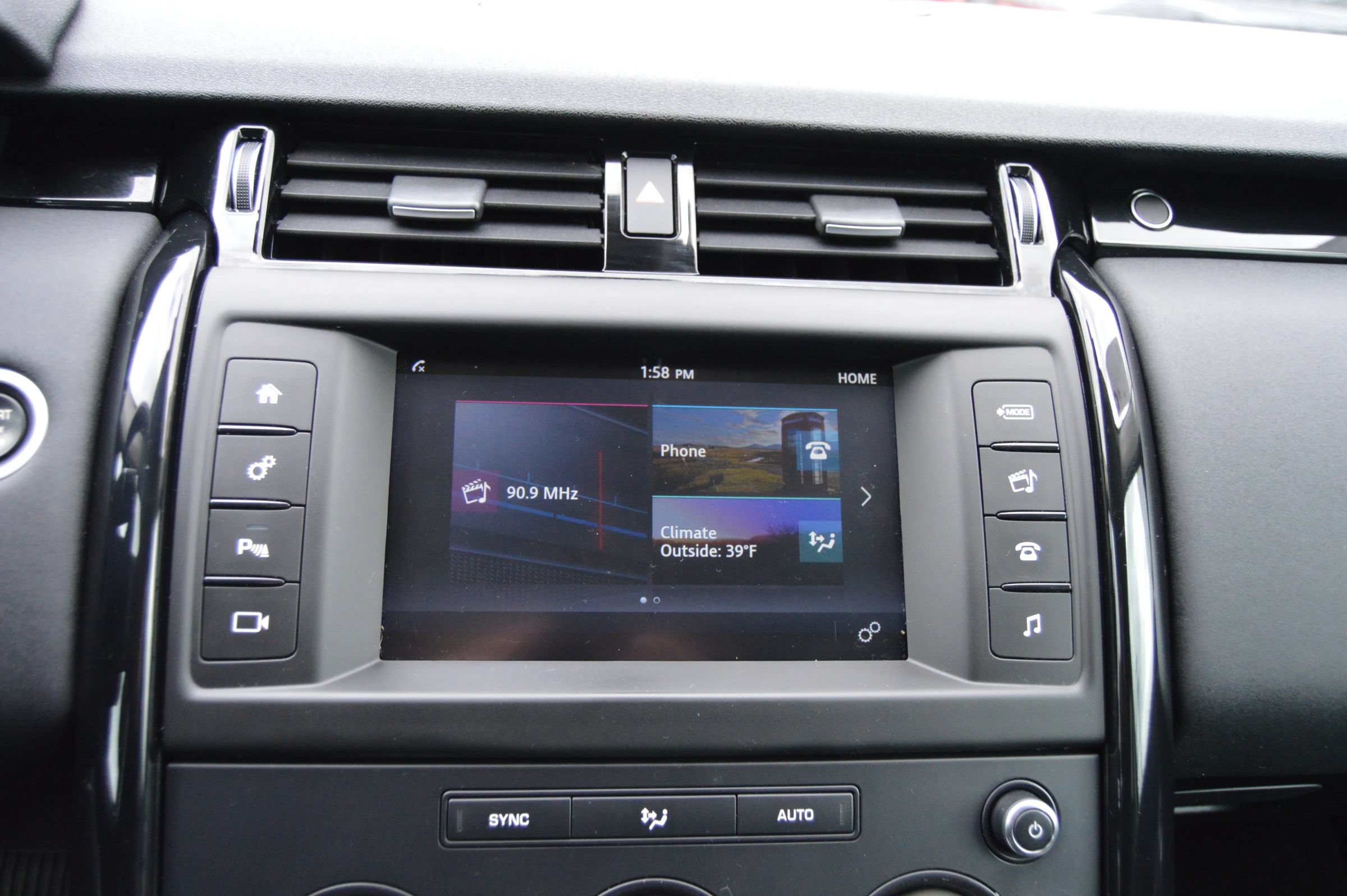 Used 2017 Land Rover Discovery SE AWD/4WD image 12
