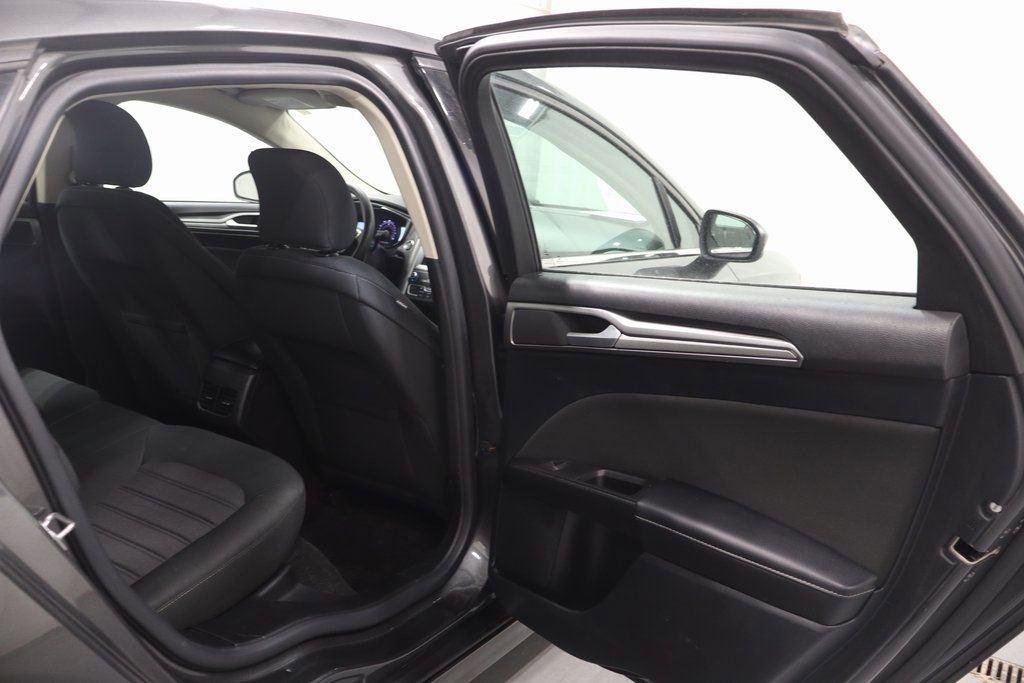 Used 2019 Ford Fusion SE image 16