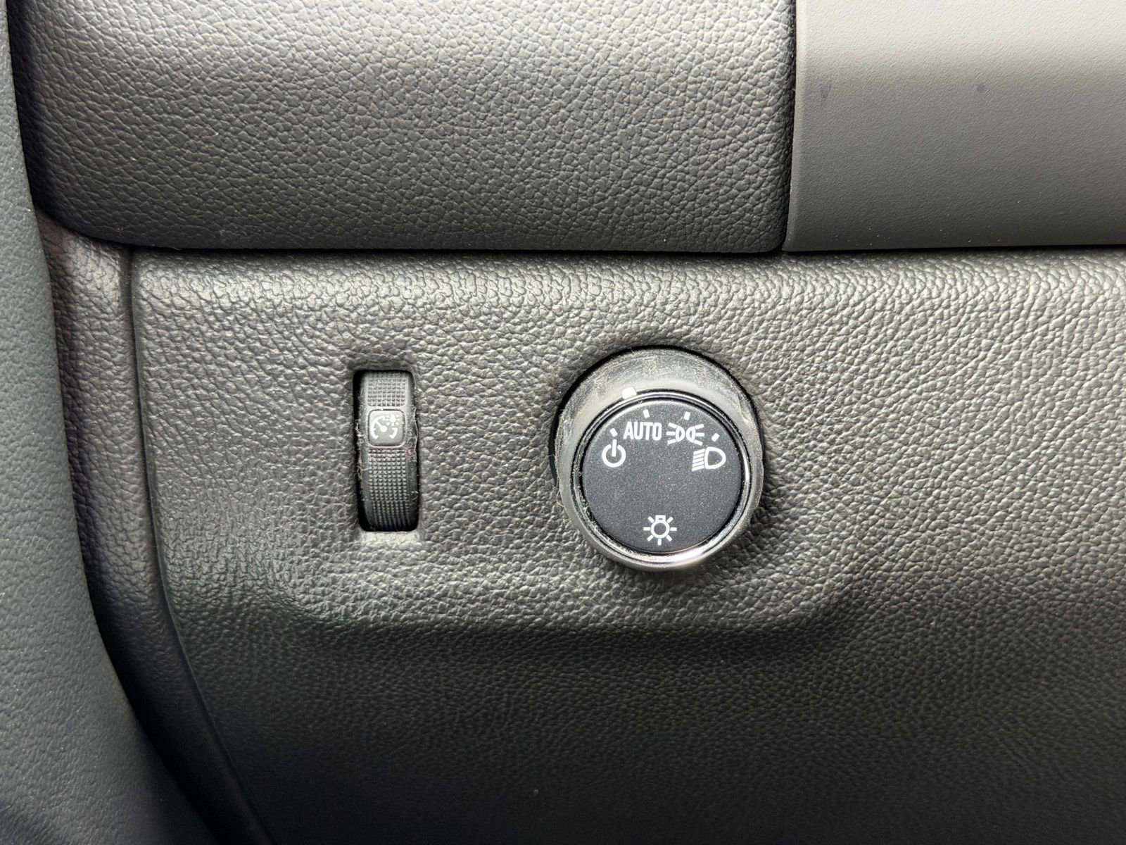 Used 2020 Chevrolet Colorado LT w/ Redline Special Edition image 18