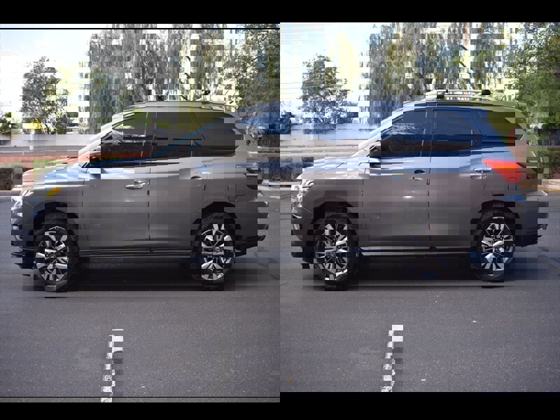 Used 2018 Nissan Pathfinder SV image 4