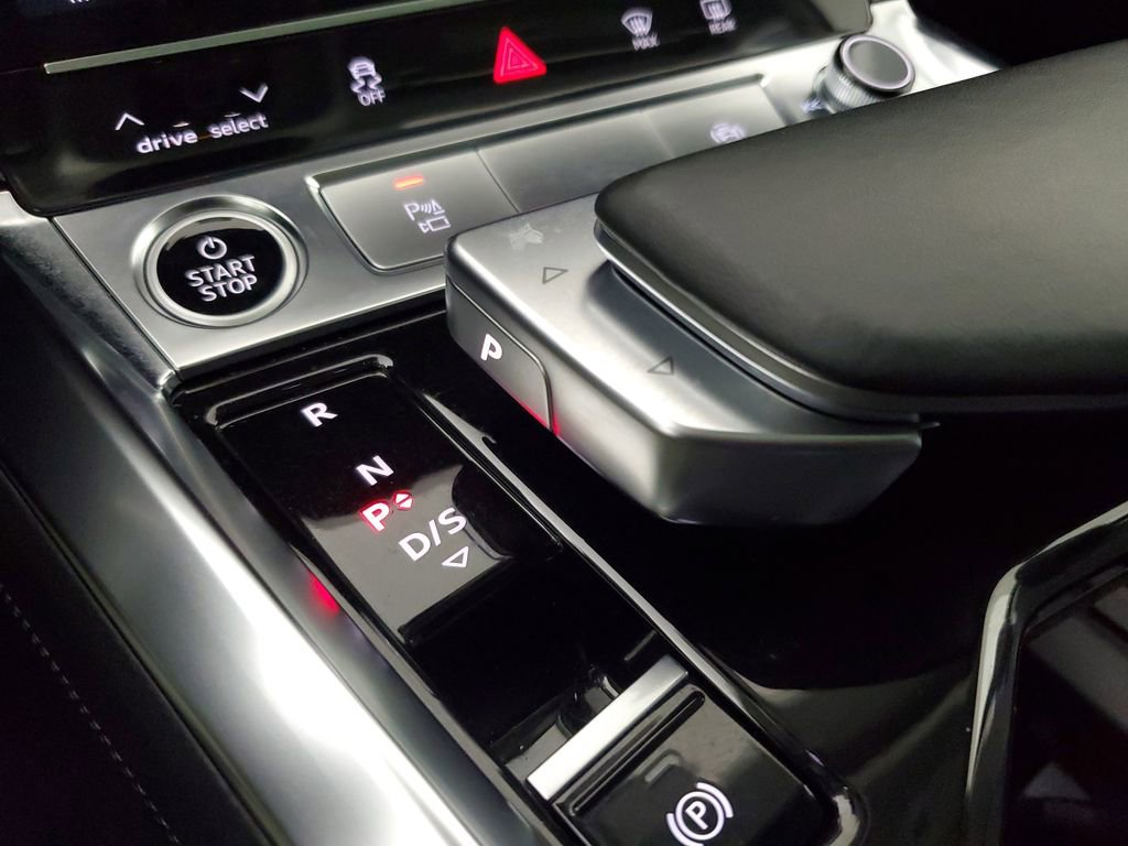 Used 2023 Audi e-tron Premium Plus w/ Premium Plus Package image 32