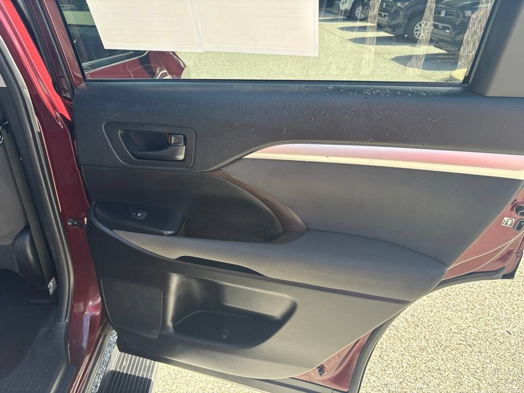 Used 2019 Toyota Highlander LE AWD/4WD image 32