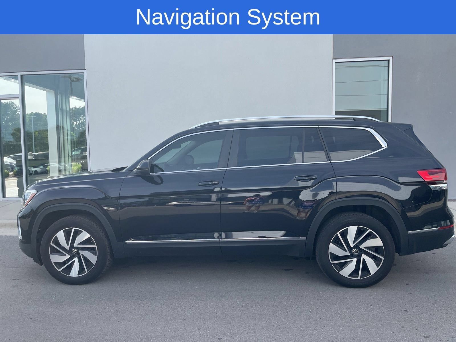 Used 2025 Volkswagen Atlas SEL AWD/4WD image 3