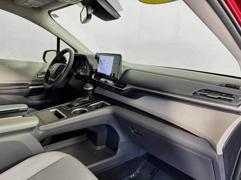 Used 2021 Toyota Sienna XLE FWD image 31
