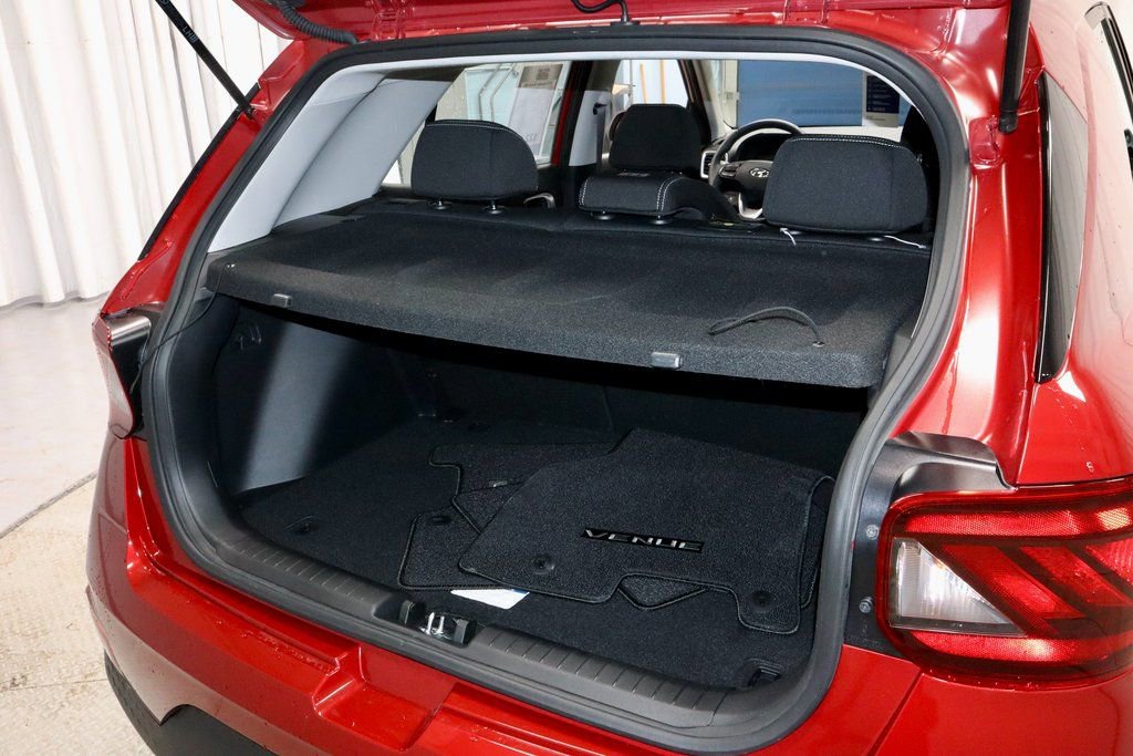 Certified 2025 Hyundai Venue SEL image 18