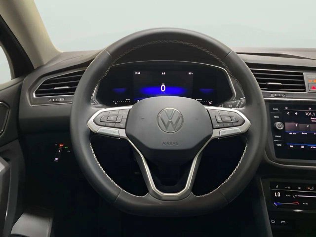 Used 2023 Volkswagen Tiguan SE w/ Panoramic Sunroof Package FWD image 12