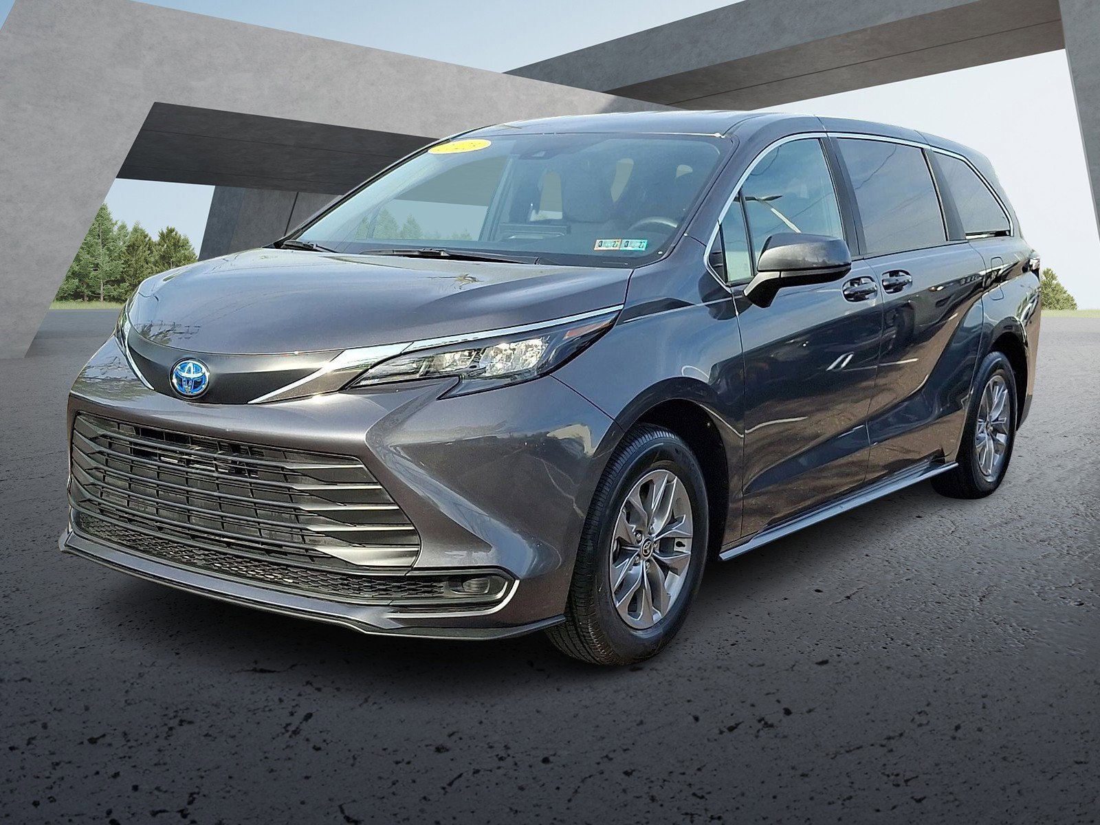 Used 2025 Toyota Sienna LE FWD image 3