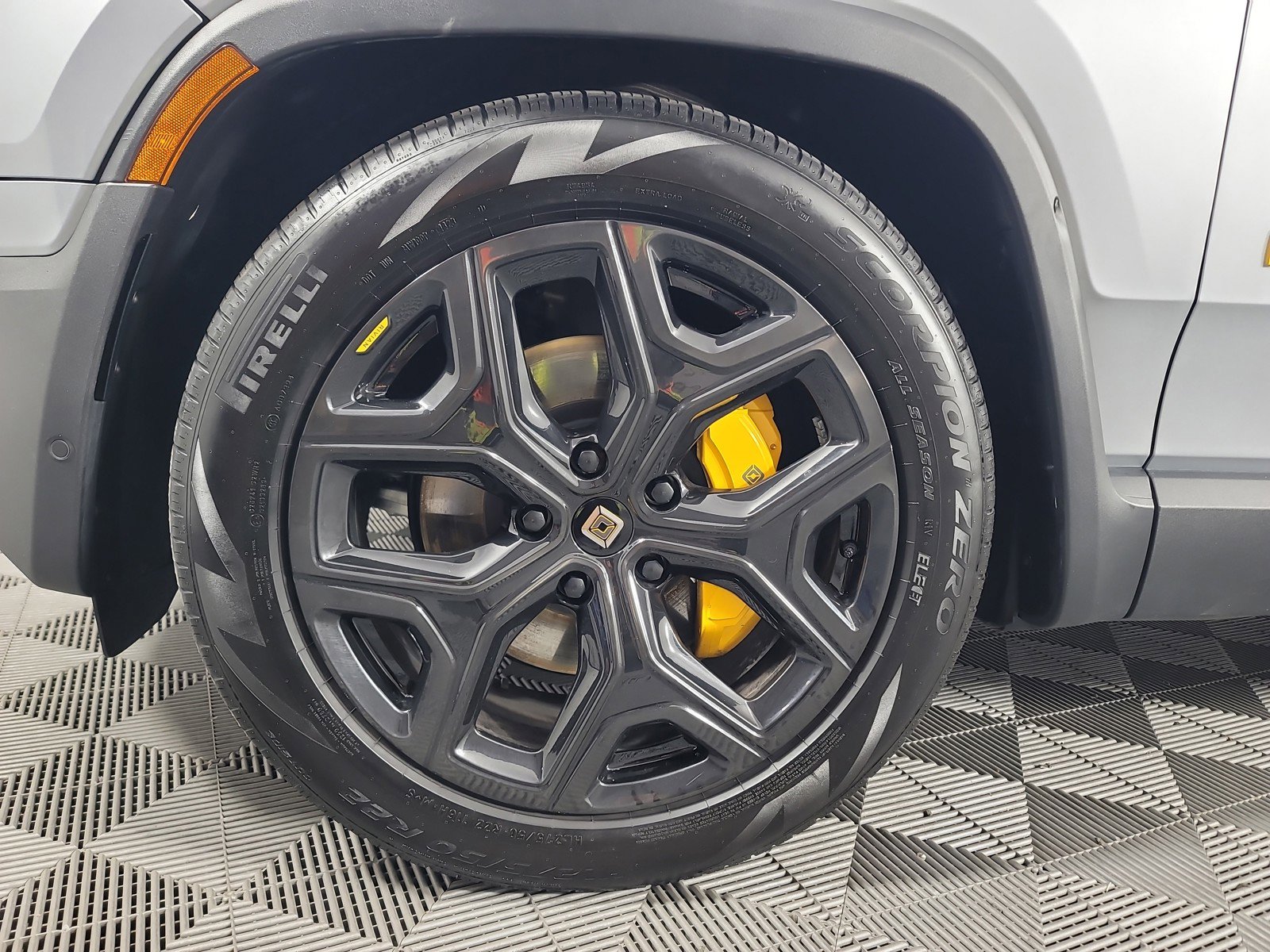 Used 2024 Rivian R1S Adventure image 9