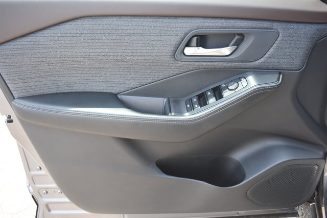 Used 2023 Nissan Rogue SV FWD image 11