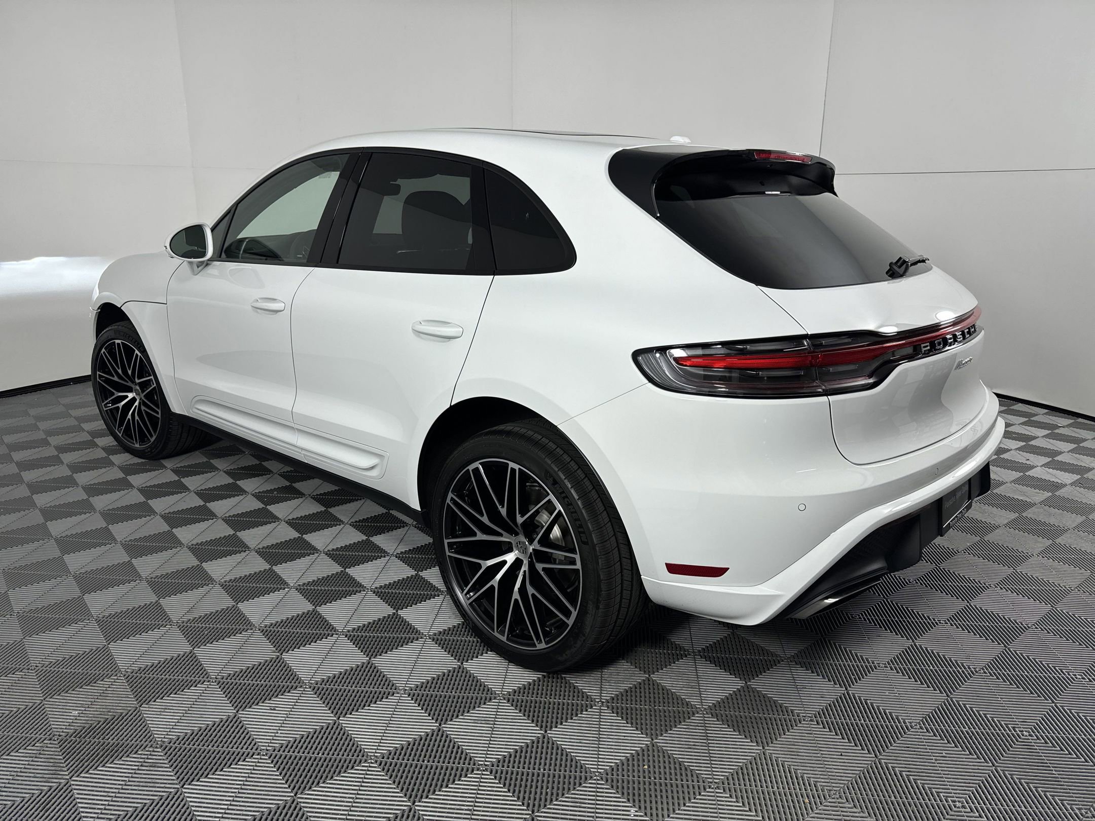 Certified 2025 Porsche Macan image 3