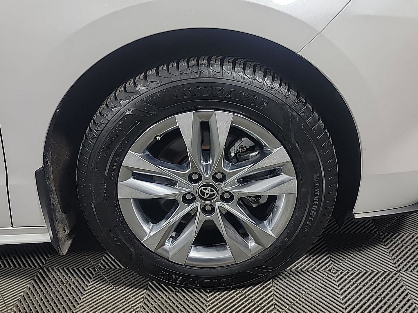 Used 2025 Toyota Sienna XLE w/ XLE Plus Package AWD/4WD image 3