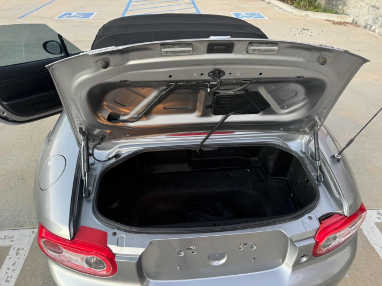 Used 2010 MAZDA MX-5 Miata Grand Touring w/ Premium Pkg image 7
