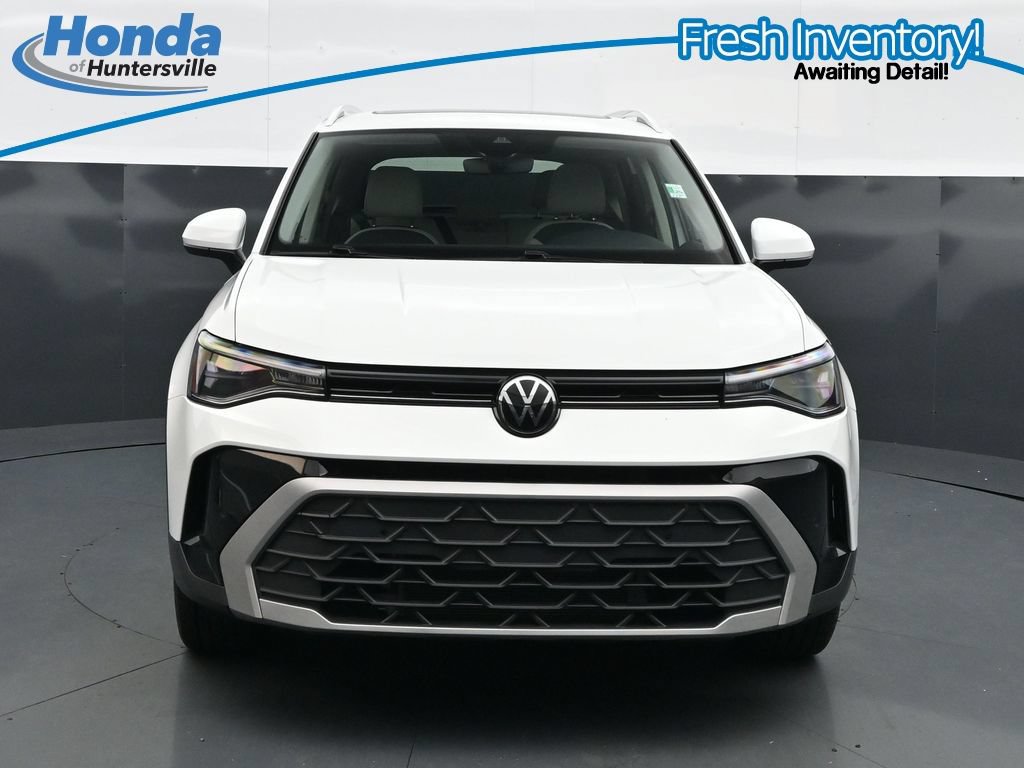 Used 2025 Volkswagen Taos SE w/ Panoramic Sunroof Package FWD image 3