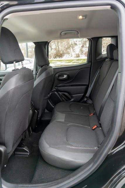 Used 2023 Jeep Renegade Latitude w/ Premium Group image 12